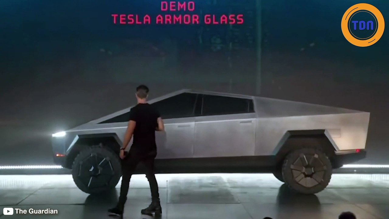 Tesla dévoile un pick-up aux vitres “indestructibles”, mais elles se brisent durant la démo...