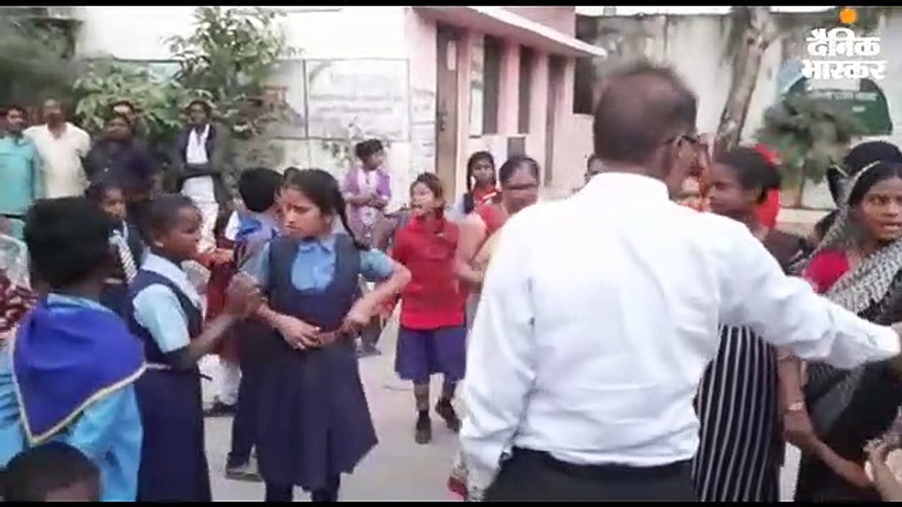 छात्राओं की ताई ने किया स्कूल में हंगामा, जमकर...