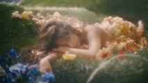 Camila Cabello, una ninfa en el videoclip de 'Living Proof'