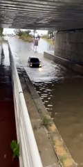 Elle tente de passer en voiture sous un pont inondé (Var)