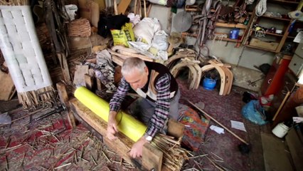 Muammer usta 62 yıldır hasır yastık üretiyor - KONYA