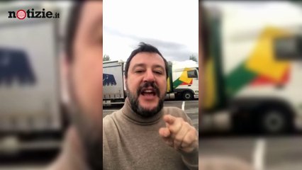Salvini: "Io che sparo ai migranti? L'opera d'arte non fa ridere per niente" | Notizie.it