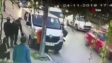 Trafikte dehşet kamerada! Yaşlı adamı metrelerce sürükledi
