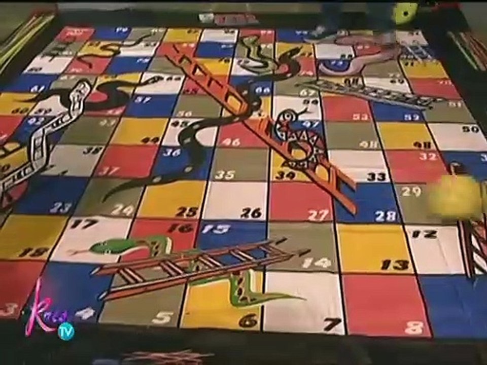 Kris, naglaro ng giant snakes and ladders