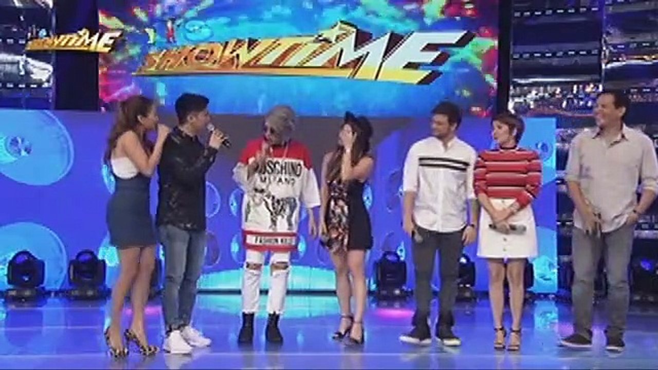 Tsang Amy at Tsong Joey nag-Aura dance