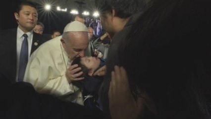 El papa alerta del "aislamiento social" en una misa multitudinaria en Tokio