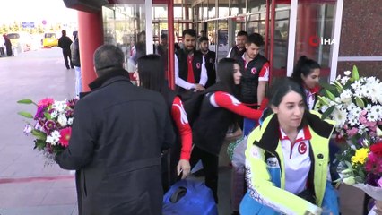 Curling Milli Takımı'na davul zurnalı karşılama
