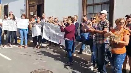 Vecinos de Arico se concentran minutos antes del Pleno: "Olivia Delgado, el pueblo está a tu lado"