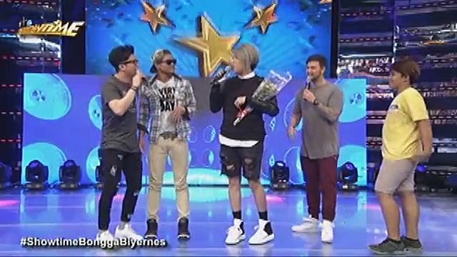 Vice Ganda, inalayan ng isang madlang people ng bulaklak