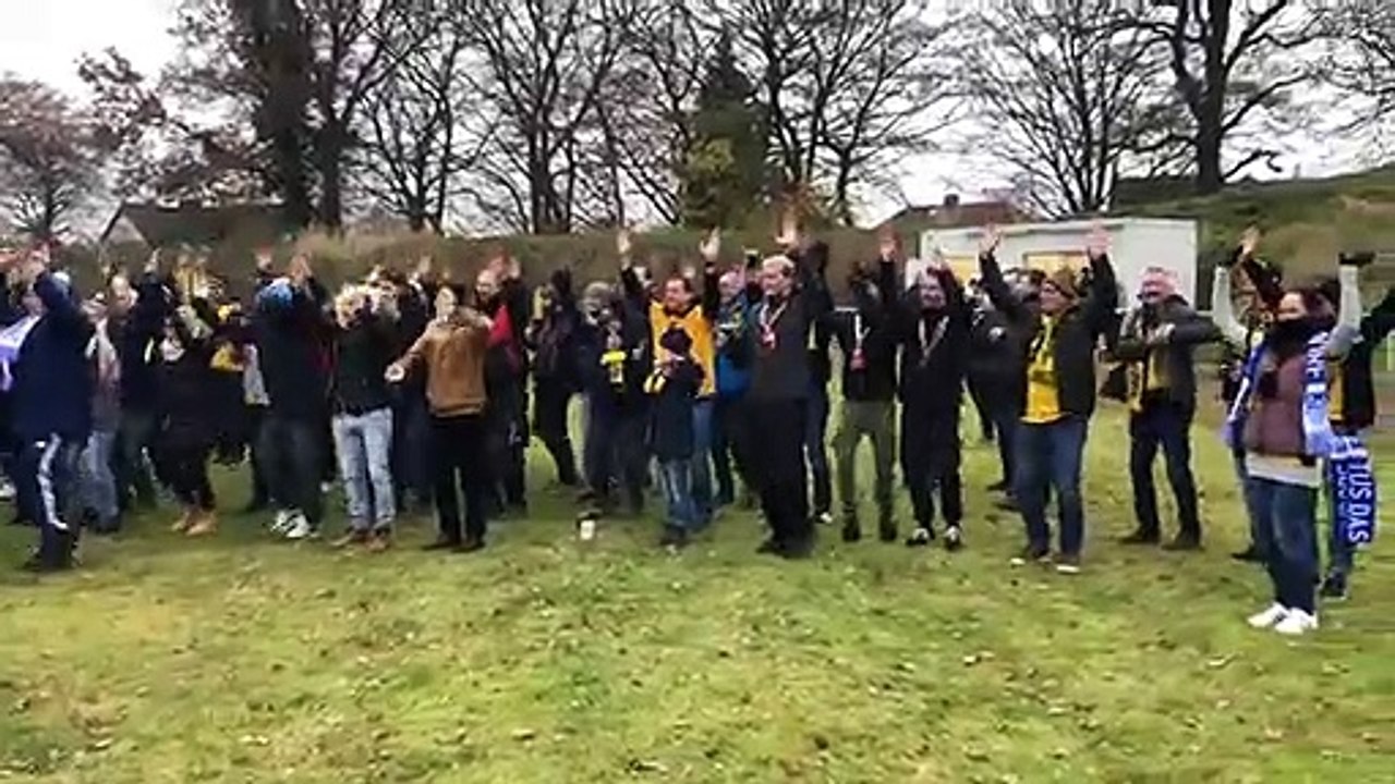 Dassendorf- und Dresden-Fans führen den 'Piratentanz' in der Halbzeitpause auf