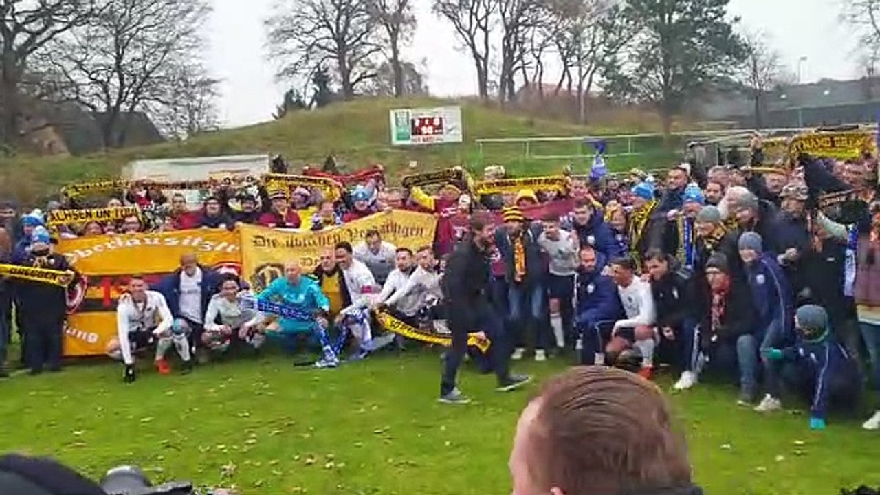 Mannschaft und Fans beider Lager feiern zusammen