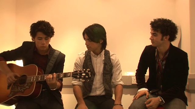 Jonas cantando Lovebug (versão acústica)