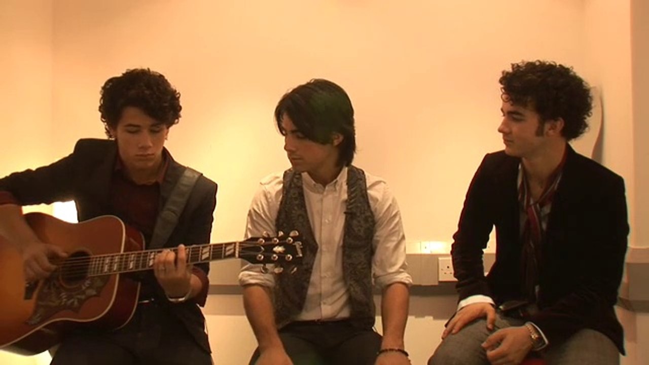 Jonas cantando Lovebug (versão acústica)