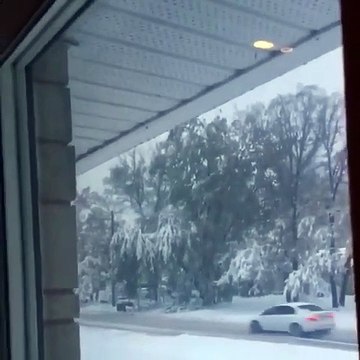 Tempête de neige : les étincelles jaillissent du pilone électrique !