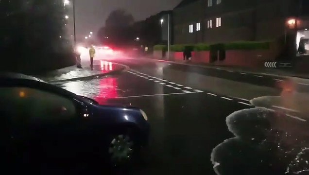 Inondations : cette voiture fonce.. et reste coincée dans l'eau !