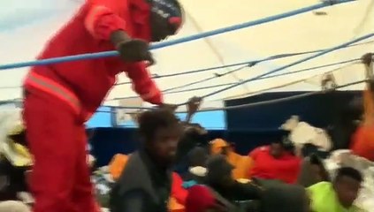 Italia permite el desembarco del Open Arms y el Aita Maris