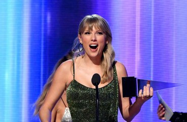 Taylor Swift tacle subtilement son ancien label aux AMAs