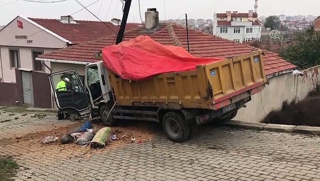 Freni boşalan çöp kamyonu elektrik direğine çarparak durabildi - EDİRNE
