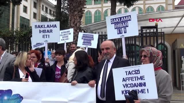25 öğrencisine istismarla suçlanan öğretmenin, sınıfın camlarını kağıtla kapattığı iddia edildi.
