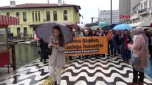 İzmir'de ak parti'li kadınlar 'kadına şiddet insanlığa ihanettir' pankartı açıp, yürüdü