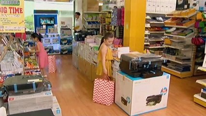 Hanna, nilagay ang isang gamit sa bag ni Becca