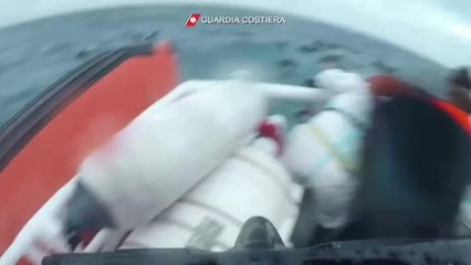 Estremecedoras imágenes del rescate de los migrantes naufragados en aguas de Lampedusa este sábado