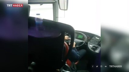 Direksiyon başında video izleyen sürücüye 343 lira ceza