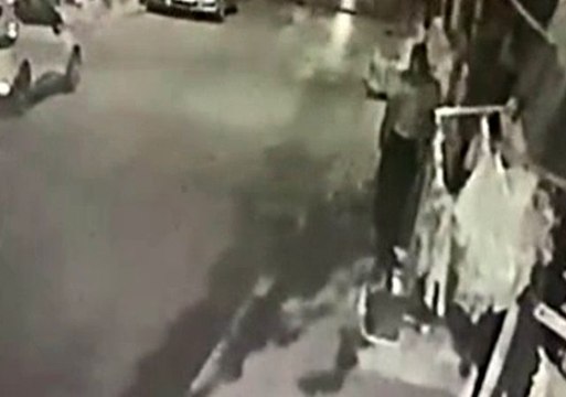 Kendini 'polis' olarak tanıtan dolandırıcı, bekçiler tarafından yakalandı