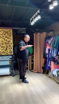 Il exécute des incroyables mouvements robotiques