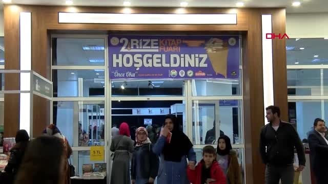 Rize-serdar tuncer'e kitap imzalatmak isteyenler kuyruk oluşturdu