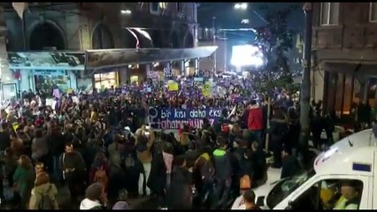 Tünel Meydan'da toplanan kadınlar, kadına şiddeti protesto etmek için yürüyor
