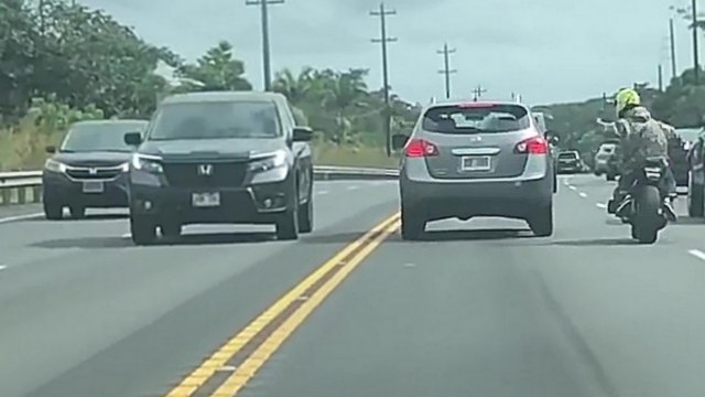 Un motard qui casse la vitre d'une voiture se fait punir