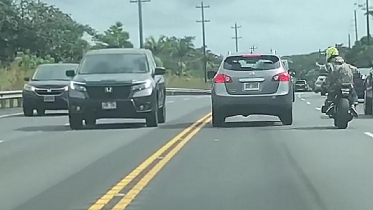 Un motard qui casse la vitre d'une voiture se fait punir