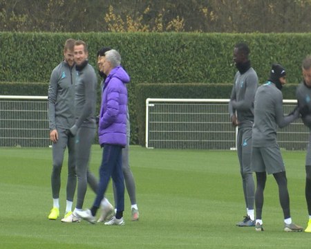 لقطة: كرة قدم: مورينيو يشرف على تدريب توتنهام قبل عودة دوري الأبطال