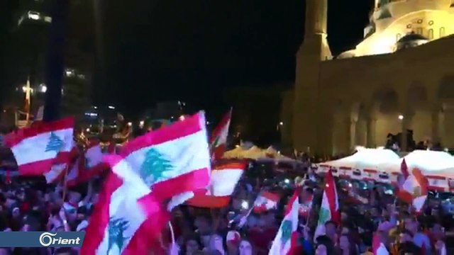 تأكيدا على تمسكهم بثورتهم.. المتظاهرون اللبنانيون يعيدون نصب خيامهم التي حطمتها عناصر حزب الله