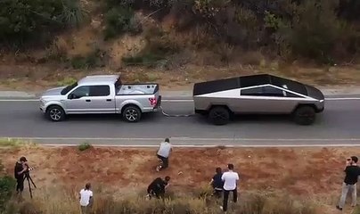 Vídeo viral: Elon Musk compite con su Cybertruck ante un Ford F-150 al juego de la soga