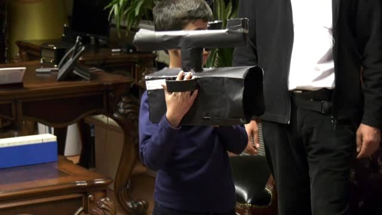 Bakan Ersoy, kartondan yaptığı kamera ile çekimler yapan öğrenciye gerçek kamera hediye etti (3)