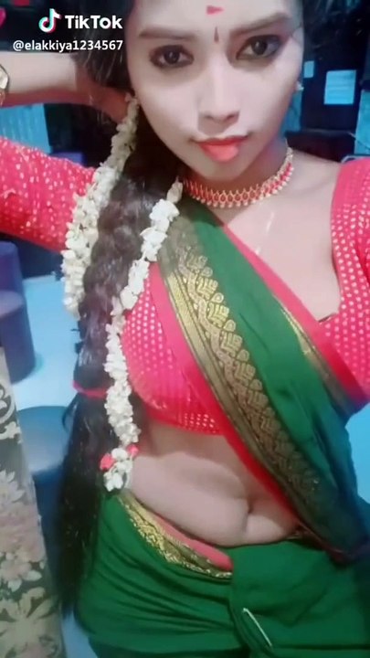 #Elakkiya Hot Dubsmash Tiktok - இவ்ளோ பெருச யம்மாடியோ - குலுக்கி குலுக்கி TikTok பண்ரா டா!