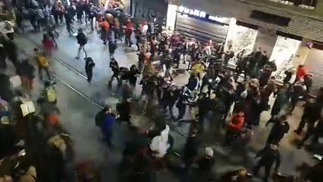 Taksim’de kadına yönelik şiddete karşı bir araya gelen kadınlara polis müdahalesi! 2