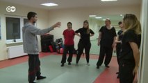 Школьница и ее мать на курсах самообороны: как женщин в Берлине учат противостоять насилию (25.11.2019)