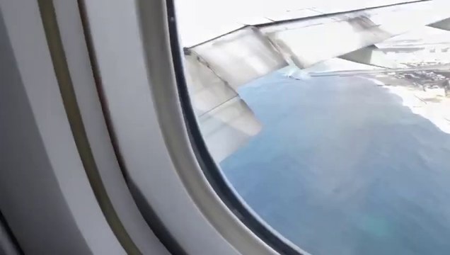 En filmant sa fille ce papa se rend compte que le réacteur de l'avion crache des flammes