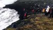 Des idiots ont voulu voir les vagues de trop près sur cette plage en Islande
