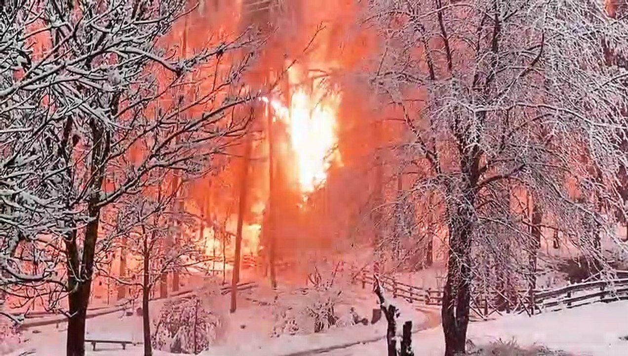 Quand des lignes électriques cassent sous le poids de la neige en Italie