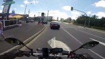 Un motard distrait par des filles (Australie)