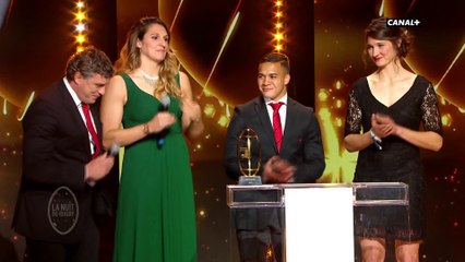 Cheslin Kolbe reçoit le trophée du plus bel essai