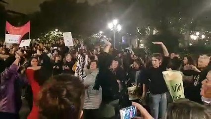 Sevillanas contra el machismo y el patriarcado junto a San Telmo, sede del Gobierno andaluz