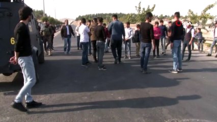 Öğrenciler lastik yakıp yol kapattı