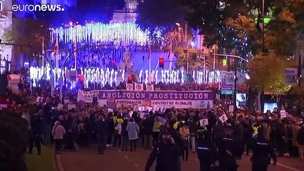 Miles de personas marchan en España contra el "machismo que mata"