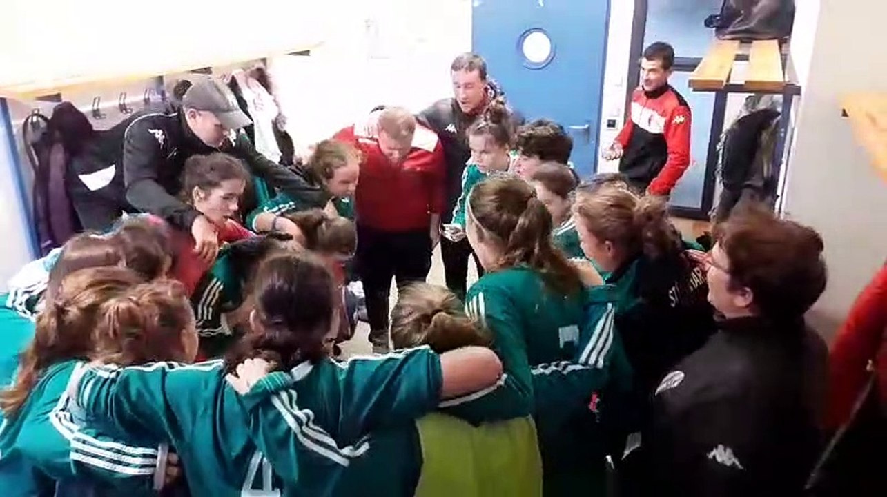 Les U15 Féminines du FCCM/Pays Noir chantent leur victoire dans le vestiaire