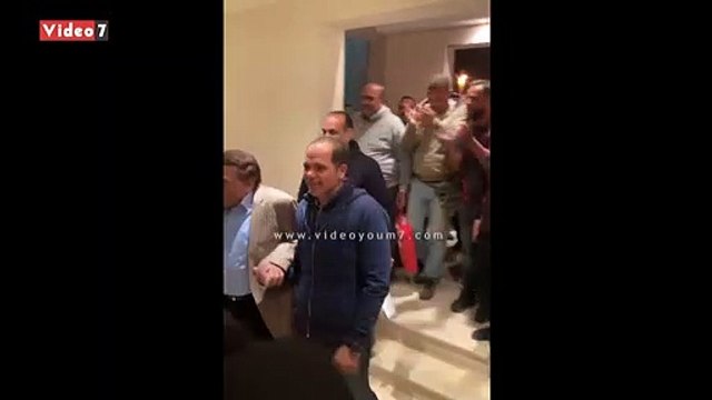 شاهد.. الزعيم عادل إمام يرقص ويغنى بعيد ميلاد ابنه رامى فى تصوير فالنتينو